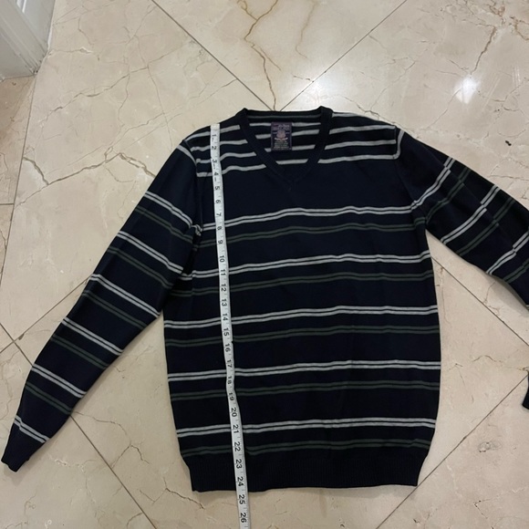 - Casual unisex black sweater with horizontal white and green stripes - Picture 5 of 9